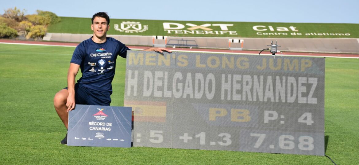 Héctor Delgado junto a su récord de Canarias en Salto de Longitud (7,68 m)